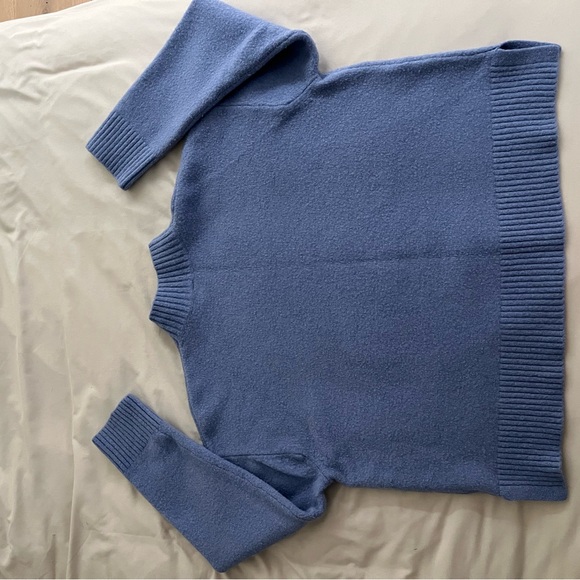 UNIQLO SWEATSHIRT - Picture 2 of 3